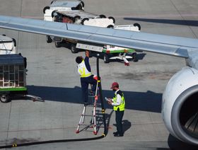 عمال يزودون بالوقود طائرة  لـ "غارودا إندونيسيا" في مطار سوكارنو هاتا الدولي بجاكرتا، إندونيسيا - المصدر: بلومبرغ