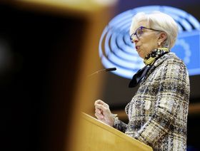 كريستين لاغارد رئيس البنك المركزي الأوروبي: إلغاء السقف على توزيعات أرباح البنوك قد يتم في سبتمبر - AFP