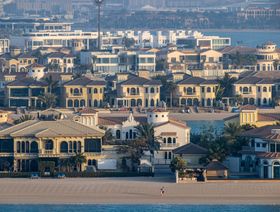 فيلات فاخرة على شاطئ البحر في جزيرة نخلة جميرا. دبي. الإمارات العربية المتحدة - المصدر: بلومبرغ