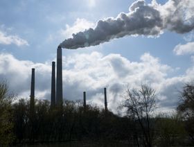 بيل غيتس يستثمر في شركة ناشئة لالتقاط ثاني أكسيد الكربون من الهواء