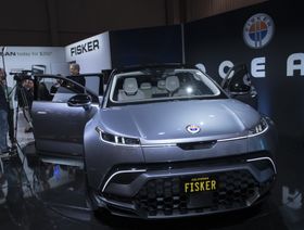 طراز سيارة كهربائية يحمل شعار شركة فيسكر - المصدر: بلومبرغ