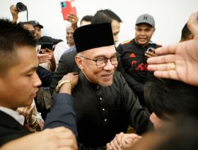 رئيس الحكومة الماليزية أنور إبراهيم يعين نفسه وزيراً للمالية