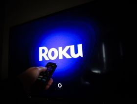 صورة شعار شركة "روكو" على شاشة تلفزيون ذكي معروضة في هاستينغز أون هدسون في نيويورك في الولايات المتحدة  - المصدر: بلومبرغ