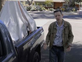 مشهد من أحد مقاطع الفيديو التي شملتها الحملة المناهضة لإصلاح تشريع مكافحة الإحتكار - المصدر: بلومبرغ