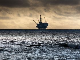 أسعار النفط ترتفع مع تصاعد توترات البحر الأحمر