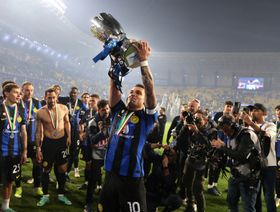 لاعبو "إنتر ميلان" يحتفلون بالفوز  في نهائي كأس السوبر الإيطالي في يناير - المصدر: أ.ف.ب