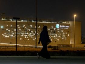 محطة تبريد تابعة لمؤسسة الإمارات لأنظمة التبريد المركزية (إمباور) في دبي، الإمارات العربية المتحدة - المصدر: بلومبرغ