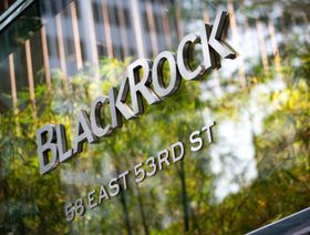 لافتة خارج مقر "بلاك روك" في نيويورك، أميركا. - المصدر: بلومبرغ