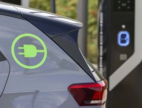 \"فولكس واجن\" تتوقع تباطؤ مبيعات السيارات الكهربائية بأوروبا