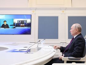 الرئيس الروسي فلاديمير بوتين ونظيره الإيراني إبراهيم رئيسي خلال توقيع اتفاقية خط سكة حديد رشت-أستارا مايو 2023 - المصدر: أ.ف.ب/غيتي إيمجز