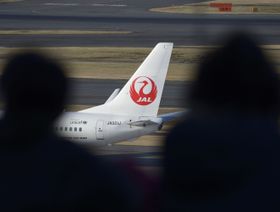 طائرة "الخطوط الجوية اليابانية" تهبط على مدرج - المصدر: بلومبرغ