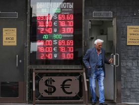 يخرج عميل من مكتب صرافة للعملات الأجنبية يعلن عن أسعار اليورو والدولار والروبل في موسكو ، روسيا. - المصدر: بلومبرغ