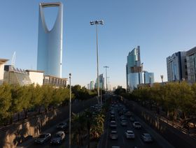 ناطحات سحاب على جانب طريق في الرياض، السعودية - المصدر: بلومبرغ