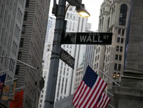 لافتة تدل على شارع وول ستريت في نيويورك - المصدر: بلومبرغ
