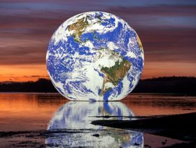 الشمس تغرب خلف نموذج "الأرض العائمة" في ويغان، إنجلترا، 22 نوفمبر 2021 - المصدر: غيتي إيمجز