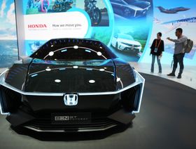سيارة "إي: إن جي تي كونسيبت" الكهربائية من إنتاج شركة "هوندا موتور"، معروضة في شنغهاي، الصين - المصدر: غيتي إيمجز