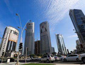 حركة المرور أمام مبان حكومية بجوار أبراج شاهقة في العاصمة القطرية الدوحة، يوم 21 ديسمبر 2021 - المصدر: رويترز