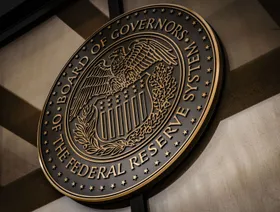 الاحتياطي الفيدرالي يتوقع تباطؤ الاقتصاد الأميركي وارتفاع التضخم في 2025