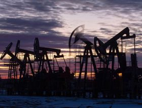 النفط يدخل رابع انخفاض يومي متتالٍ وسط مخاوف بشأن الطلب