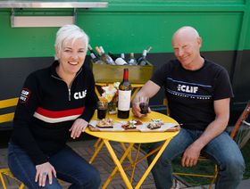 غاري إريكسون وزوجته كيت كروفورد مؤسسا "كليف بار آند كو" - المصدر: بلومبرغ