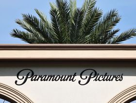 شعار "باراماونت بيكتشرز" على مدخل استوديوهات "باراماونت" في لوس أنجلوس، كاليفورنيا  - المصدر: غيتي إيمجز
