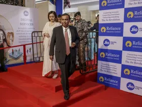 موكيش أمباني ، رئيس مجلس الإدارة والعضو المنتدب لشركة ريلاينس إندستريز ليمتد، وزوجته نيتا أمباني، يصلان لحضور الاجتماع السنوي العام للشركة في مومباي ، الهند  - المصدر: بلومبرغ