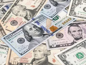 ما يزال الدولار ملكاً لكن السياسة الأميركية تسلبه صولجانه