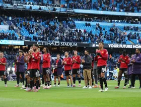 لاعبو مانشستر يونايتد يحيّون الجماهير عقب هزيمة الفريق أمام مانشستر سيتي في 14 سبتمبر بمدينة مانشستر - Getty Images
