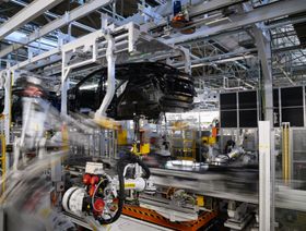 سيارة "أريا" الكهربائية الرياضية متعددة الاستخدامات من شركة نيسان موتور على خط الإنتاج في مصنع الشركة في كامينوكاو، اليابان - المصدر: بلومبرغ