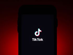 شعار تطبيق "تيك توك" التابع لشركة "بايت دانس" على شاشة هاتف ذكي - المصدر: بلومبرغ