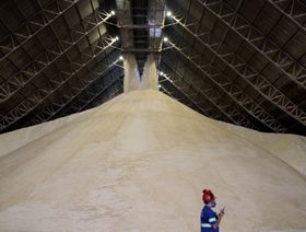موظف يتفقد سير العمل في أحر منشآت تخزين السكر في البرازيل. تعتبر البلاد أكبر منتج للسكر في العالم. - المصدر: بلومبرغ