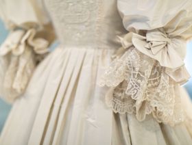 تفاصيل فستان زفاف الأميرة ديانا معروض في قصر كنسينغتون، لندن، بريطانيا - المصدر: بلومبرغ