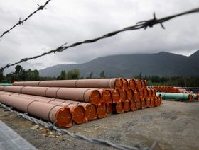 أنابيب لمشروع "ترانس ماونتن" لنقل النفط بالقرب من هوب، بريتش كولومبيا، كندا - المصدر: بلومبرغ