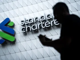 لافتة تحمل شعار "ستاندرد تشارترد" على فرع البنك في هونغ كونغ، الصين - بلومبرغ