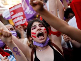العنف ضد المرأة يضع تركيا في موقف محرج تحت الضوء