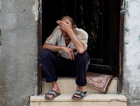 رجل فلسطيني وقد بدت عليه مشاعر التأثر بعد غارة إسرائيلية على مخيم نور شمس في طولكرم بالضفة الغربية التي تحتلها إسرائيل في 21 أبريل 2024 - المصدر: رويترز