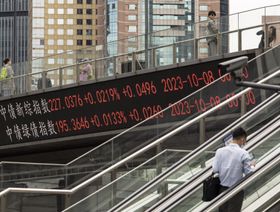 شاشة إلكترونية على جسر تعرض حركة الأسهم الصينية - المصدر: بلومبرغ