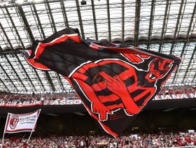 مشجعو نادي "إيه سي ميلان" قبل مباراتهم في الدوري الإيطالي ضد أتالانتا في 15 مايو 2022 - المصدر: بلومبرغ