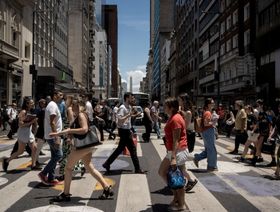 مشاة يعبرون شارع كورينتس في بوينس آيرس، الأرجنتين - المصدر: بلومبرغ