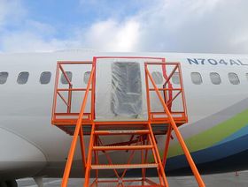 البلاستيك يغطي الجزء الخارجي من قطعة انفصلت من بدن الطائرة أثناء رحلة شركة "ألاسكا إيرلاينز" رقم 1282 بالطائرة "بوينغ 737-9 ماكس" في 7 يناير 2024 في بورتلاند، أوريغون.  - المصدر: غيتي إيمجز