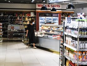 عميلة بمتجر في "فينيسيا جراند كانال مول" في مدينة تاجويج  مترو مانيلا، الفلبين  يوم الثلاثاء 12 يوليو 2022. - المصدر: بلومبرغ