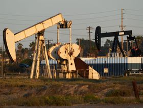قادة النفط الصخري يخفضون توقعات أسعار الخام وسط مخاطر الركود