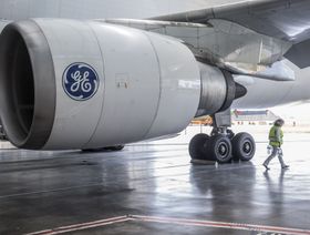 شعار "جنرال الكتريك" على محرك طائرة نفاث - المصدر: بلومبرغ