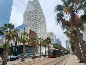 عربة 'ترامواي' تمر وسط القطب المالي للدار البيضاء، المملكة المغربية. - المصدر: بلومبرغ