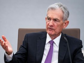 باول يلمح إلى تأخير خفض أسعار الفائدة بسبب رسوخ التضخم