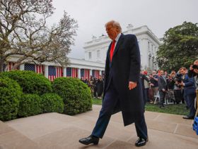 الرئيس الأميركي دونالد ترمب يتوجه إلى البيت الأبيض بعد الإعلان عن الرسوم المتبادلة. 2 أبريل 2025 - رويترز 