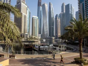 منفذو صفقات صناديق التحوط يقودون شركاتهم نحو دبي وأبوظبي