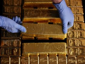 يقوم موظف بترتيب سبائك الذهب في مصنع لتكرير المعادن الثمينة في إيطاليا. 6 مايو 2025 - بلومبرغ