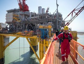 عمال على منصة "شل فيتو" النفطية البحرية التابعة لشركة "كيويت" (Kiewit Offshore Services) للخدمات البحرية عندما كانت على البر تحت الإنشاء في إنغلسايد، تكساس، الولايات المتحدة، يوم الأربعاء 6 أبريل 2022.  - المصدر: بلومبرغ