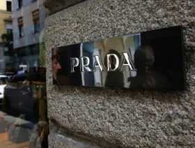 لافتة تحمل اسم "برادا" عند مدخل أحد متاجرها في وسط مدينة ميلانو، إيطاليا - بلومبرغ